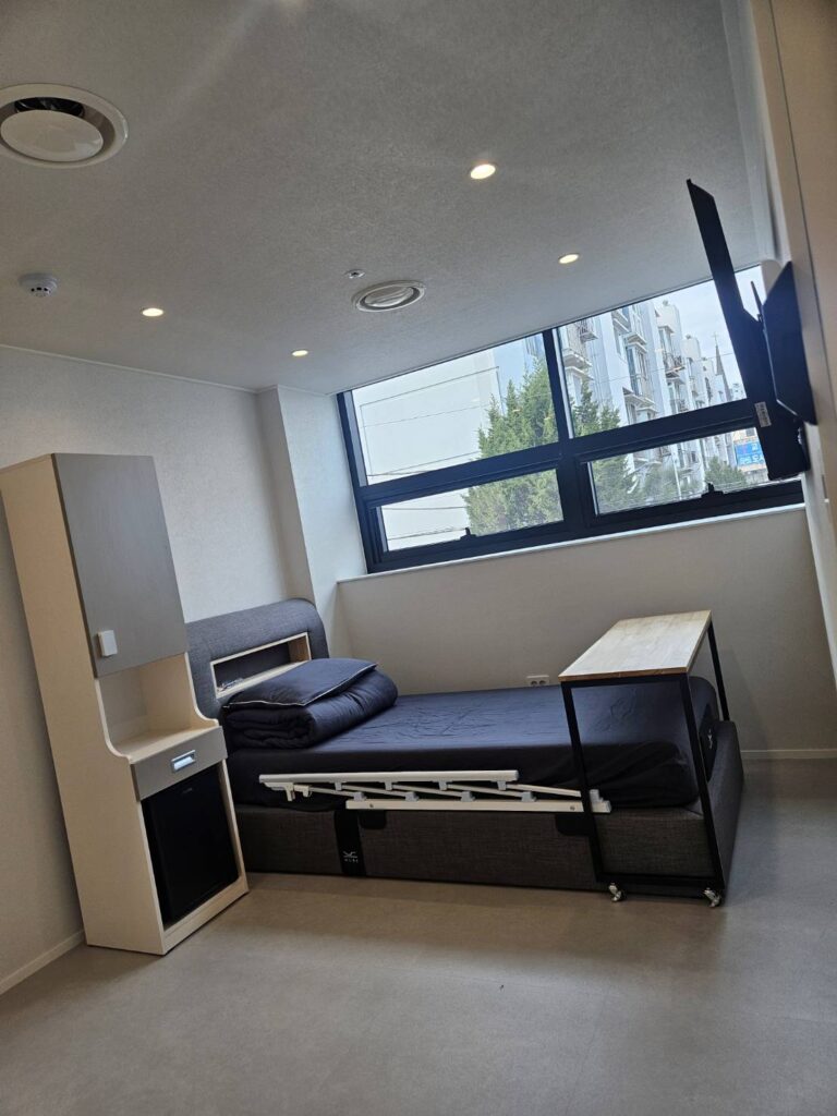 원종금맥한의원 입원실 병실, 침대와 수납장